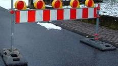Straßenabsperrung, Absperrung, Absperrplanke, Baustelle, Baustellenwarnplanke, Begrenzung, Warnung, Warnplanke
