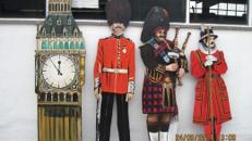 Spitze des Big Ben Towers, Big Ben, Königlicher Gardesoldat, Dudelsack Spieler, Musiker, Buckingham Palace, Beefeter