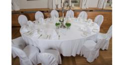 Hochzeittisch oval mit Tischdecke (17 Personen)