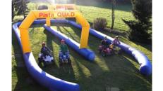 Kinder Kartbahn mit Elektro-Quads und Parcours