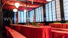 Tisch mit Husse, rot - WUNDERRÄUME GmbH vermietet: Dekoration/Kulisse für Event, Messe, Veranstaltung, Incentive, Mitarbeiterfest, Firmenjubiläum