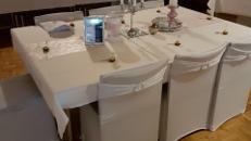 vermiete elegante Stretch- Stuhlhussen und Schleifen mit Broschen