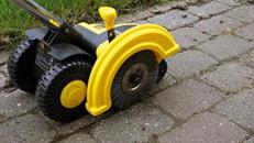 Rasenkanntenschneider und Fugenreinigungsbürste
