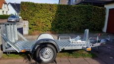 Verleihe Motorradanhänger mit breiter Auffahrrampe