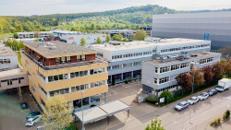 Helle Büros mit Teeküche und Empfangsbereich in Frickenhausen