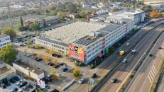 Große Hallenfläche mit Lastenaufzug in Mannheim – Bistro und Center Management vor Ort