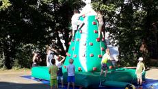 Kletterberg aufblasbar wie Hüpfburg