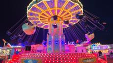 Fahrgeschäft "Der Schwanenflieger" Wellenflieger, Kettenkarussell