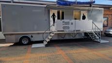 Neuer Toilettenwagen mit Abwassertank für Veranstaltungen 9 Toiletten 7 Urinale 4 Waschbecken