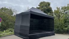 Bühnenpodest 6x4m mit Faltzeltüberdachung und Gaze 1m Höhe