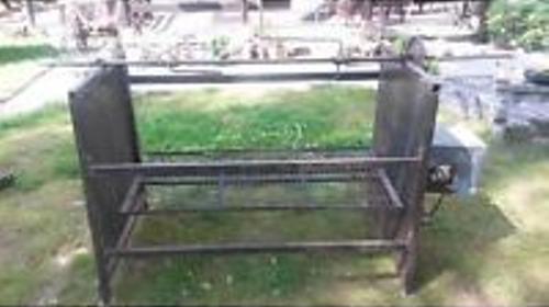 Spießgrill Motorbetrieben