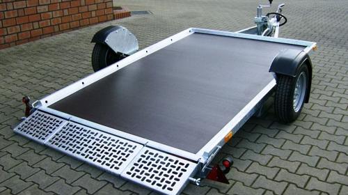 absenkbarer Kleinwagentransporter 1400 kg gebremst / 100 km/h komplett absenkbar 2700 x 1700