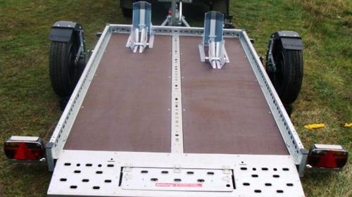Absenkbarer 2er Motorradanhänger 1300 kg - 2510 x 1690 mm - 100 km/h - ausreichend Zurrpunkte vorhanden