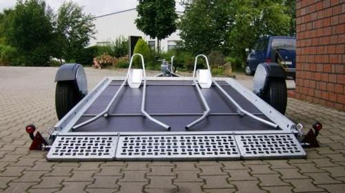 Absenkbarer 2er Motorradanhaenger 1400 kg gebremst / mit Stossdaempfern 100 km/h
