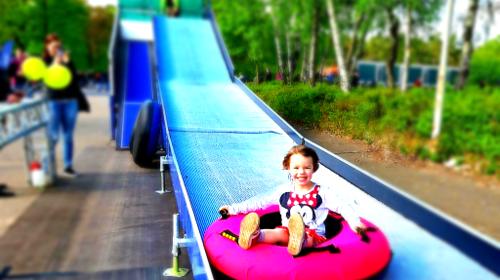 Fun Slide – mobile Sommerrodelbahn– Co2 neutral - Tubingbahn - Reifenrutsche - green event modul