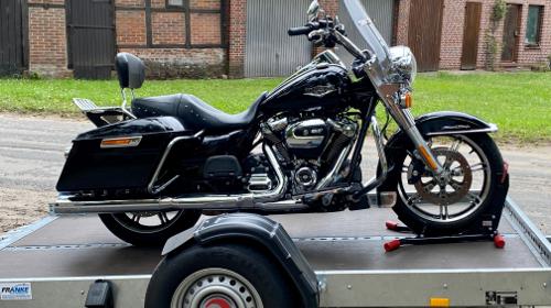 Motorradanhänger mieten – 100 km/h – absenkbar von STEMA 🏍️