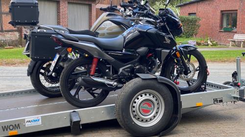 Motorradanhänger mieten – 100 km/h – absenkbar von STEMA 🏍️
