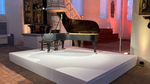 Bühne / Podium aus Systempodesten Bütec 4x3m / 6x4m verschiedene Größen möglich mit Treppen/Geländer