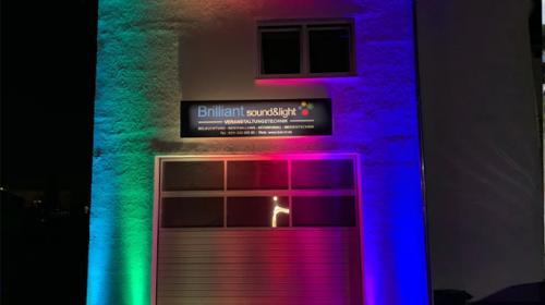 Akku-LED-Scheinwerfer mieten – kabellose Lichtakzente für Events & Außenbereiche