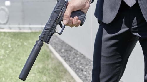 Pistole mit Schalldämpfer Airsoft Waffe 6mm Federdruck 0,5J inkl. Schalldämpfer-Attrappe 2 Magazine