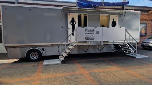 Neuer Toilettenwagen mit Abwassertank für Veranstaltungen 9 Toiletten 7 Urinale 4 Waschbecken