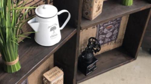 Dekoregal für Kaffeebar – Miettisch, Eventtisch, Veranstaltungstisch, Partytisch, Bartheke