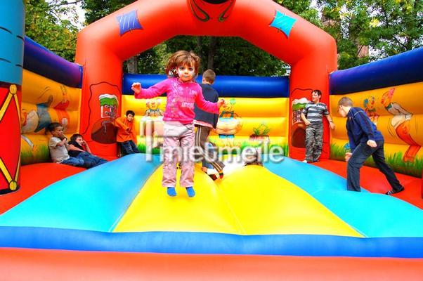 Hüpfburg mieten & vermieten - Große Hüpfburg für Kinder mit Seitenwänden in Idstein