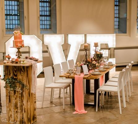 Loungemöbel mieten & vermieten - Rustikaler Stehtisch mieten – Holzbohlen-Tisch für Vintage & Outdoor Events in Wuppertal