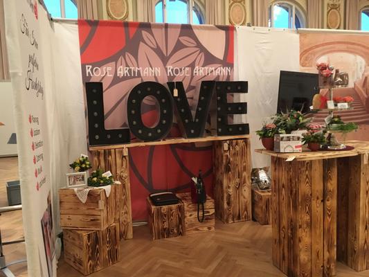 Loungemöbel mieten & vermieten - Rustikaler Stehtisch mieten – Holzbohlen-Tisch für Vintage & Outdoor Events in Wuppertal