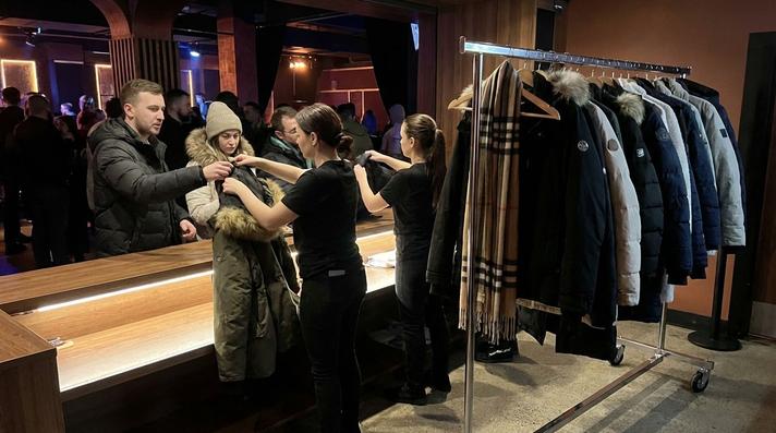 Garderobenständer mieten & vermieten - Mobiler Garderobenständer mieten – Ausziehbar bis 220 cm & rollbar in Wuppertal