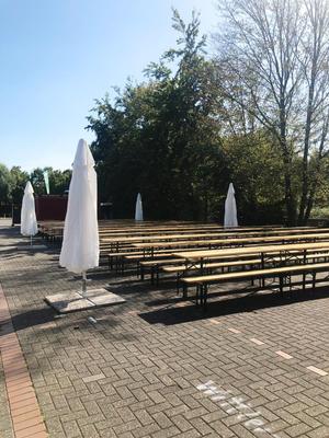 Sonnenschirme mieten & vermieten - Marktschirm mieten (400×400 cm) – Großer Sonnenschirm in Weiß inkl. 40kg Ständer in Wuppertal