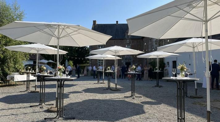 Sonnenschirme mieten & vermieten - Marktschirm mieten (400×400 cm) – Großer Sonnenschirm in Weiß inkl. 40kg Ständer in Wuppertal
