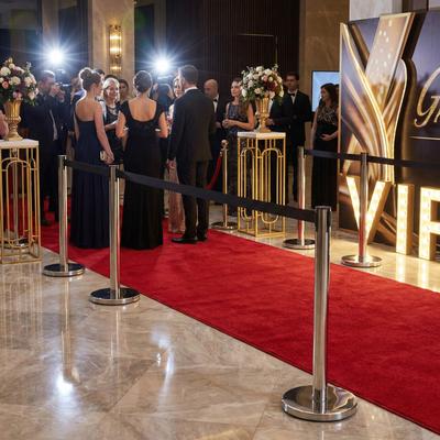 Absperrung mieten & vermieten - Personenleitsystem mieten – Absperrständer: Edelstahl (Gurt) oder Gold (VIP-Kordel) in Wuppertal