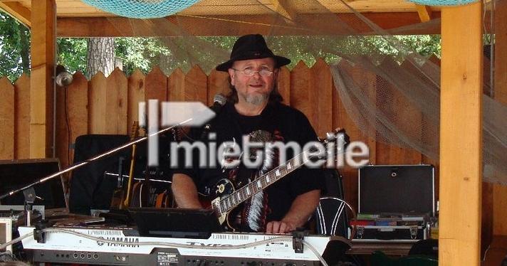 Alleinunterhalter mieten & vermieten - Alleinunterhalter&DJ+Akkordeonspieler in Berlin
