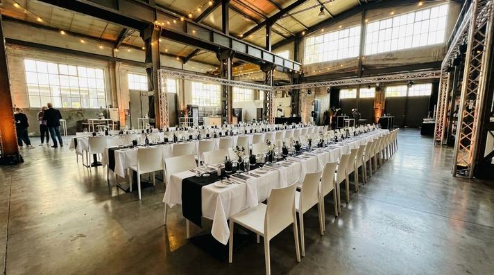 Stuhlhussen mieten & vermieten - Bankettstuhl "KU" mieten – Moderner Stuhl (Weiß) für Industrie-Events & Hochzeiten in Wuppertal