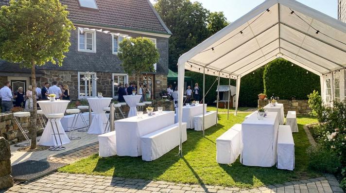 Bierzeltgarnitur mieten & vermieten - Bierzeltgarnitur mit Hussen mieten – Vom Biertisch zur Gala-Tafel: Eleganz pur für Ihr Event! in Wuppertal
