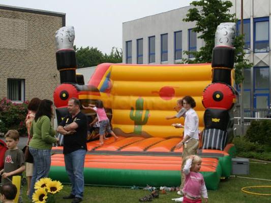 Hüpfburg mieten & vermieten - Hüpfburg Lok 4,5 x 5 Meter in Augustdorf
