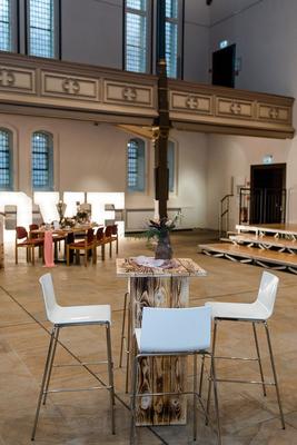 Tische mieten & vermieten - Design Barhocker Kuadra mieten – Weiß & Modern – Stapelbar & Ergonomisch in Wuppertal