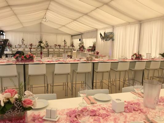 Tische mieten & vermieten - Design Barhocker Kuadra mieten – Weiß & Modern – Stapelbar & Ergonomisch in Wuppertal