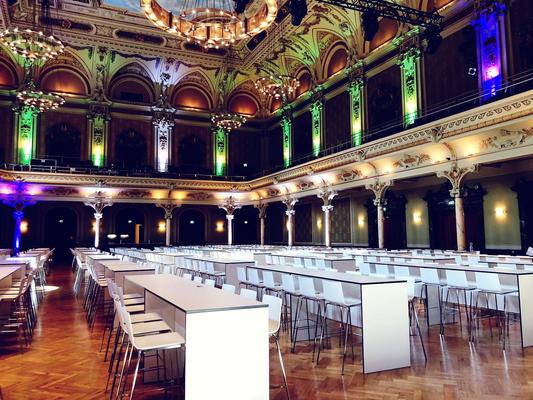 Tische mieten & vermieten - Design Barhocker Kuadra mieten – Weiß & Modern – Stapelbar & Ergonomisch in Wuppertal