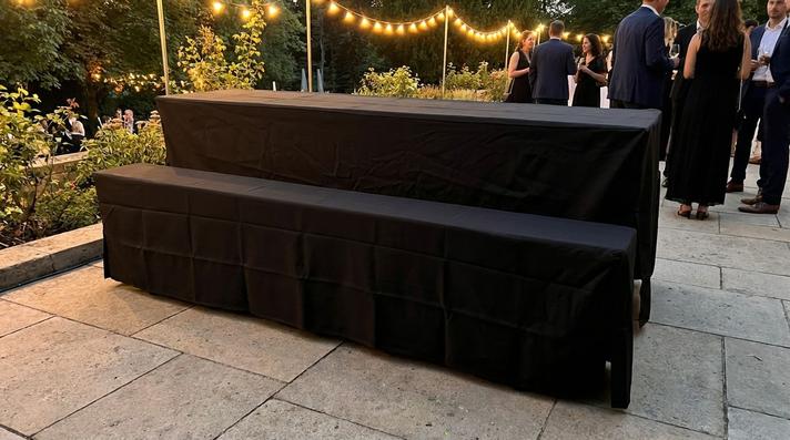 Hussen Bierzeltgarnitur mieten & vermieten - Hussen-Set für Bierzeltgarnitur mieten – 70 cm (Extra Breit) – 3-teilig Weiß in Wuppertal