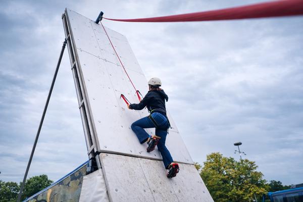 Klettergeräte mieten & vermieten - Mobile Eiskletterwand mieten in Bramsche
