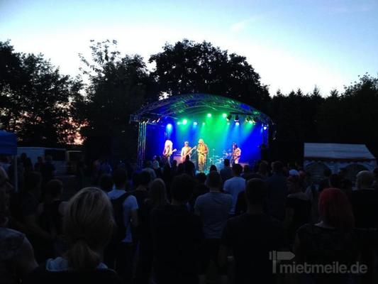 Bühne mieten & vermieten - Rundbogen Bühne, Open Air Bühne, Traversen Bühne in Laußig