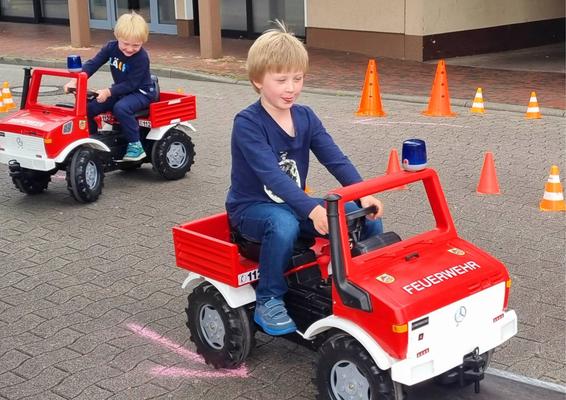 Funcars mieten & vermieten - Feuerwehr-Tret-Unimog-Parcours mieten in Bramsche