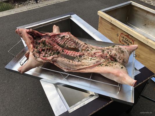 Catering mieten & vermieten - Spanferkel frisch gegrillt Kistensau Kistenbraten Spanferkelgrill in Leipzig