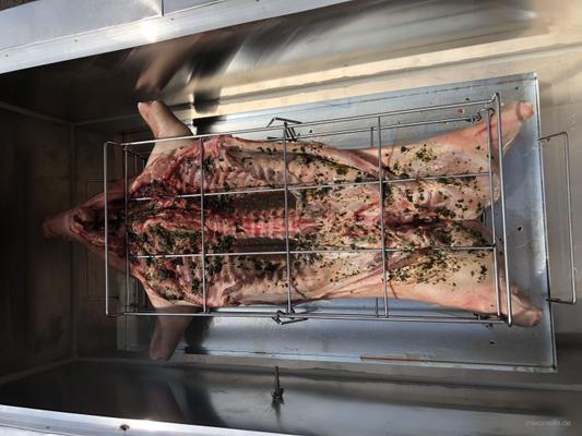 Catering mieten & vermieten - Spanferkel frisch gegrillt Kistensau Kistenbraten Spanferkelgrill in Leipzig