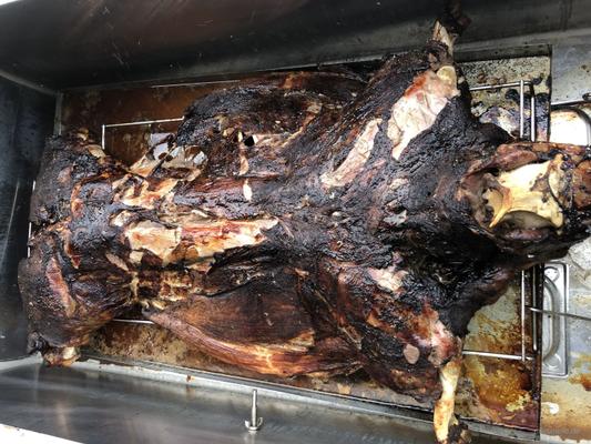 Catering mieten & vermieten - Spanferkel frisch gegrillt Kistensau Kistenbraten Spanferkelgrill in Leipzig