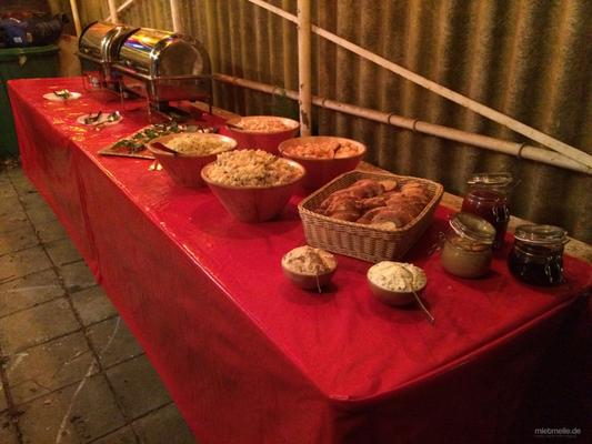 Catering mieten & vermieten - Spanferkel frisch gegrillt Kistensau Kistenbraten Spanferkelgrill in Leipzig