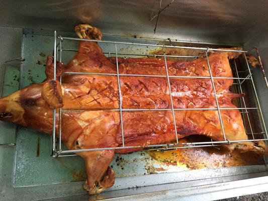 Catering mieten & vermieten - Spanferkel frisch gegrillt Kistensau Kistenbraten Spanferkelgrill in Leipzig