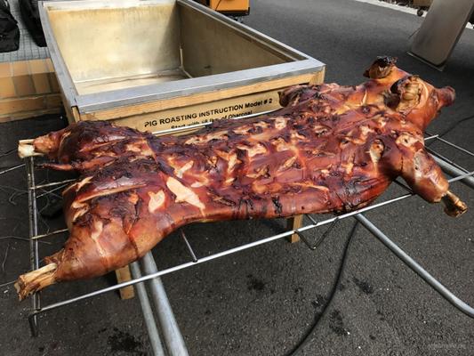 Catering mieten & vermieten - Spanferkel frisch gegrillt Kistensau Kistenbraten Spanferkelgrill in Leipzig